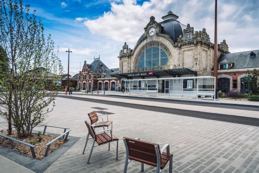Appartement Cozy En Face De La Gare - サン・ブリュー エクステリア 写真